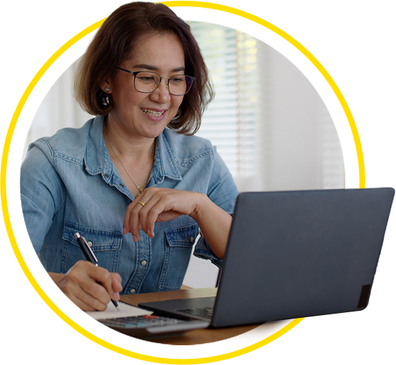 plataforma-a-geniantis-e-a-sua-plataforma-podem-te-ajudar Professora usando notebook